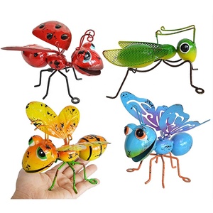 Oniya Metal Garden Yard Nghệ Thuật Treo Trang Trí Bộ 4 Bao Gồm Ong Vàng Bướm Xanh Bọ Rùa Đỏ Và Bọ Ngựa Xanh Trang Trí - Product Image 1