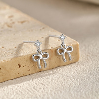 925 Silber Rhodium-Plattierte Blumenförmige Zirkon Klassische Schnallen-Ohrstecker - Geschenk für Festliche Anlässe