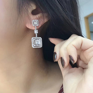 Orecchini pendenti lunghi a trapezio geometrico da donna con pavé di pietre scintillanti - Product Image 3