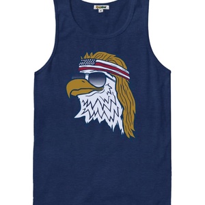 Muestra tu patriotismo con esta elegante camiseta sin mangas para hombre con el símbolo estadounidense, diseños llamativos de EE. UU., tejida en 100% algodón de secado rápido. - Product Image 1