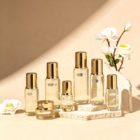 Ensemble de flacons en verre transparent pour cosmétiques avec bouchon doré poli, logo personnalisé pour marque, étiquette privée