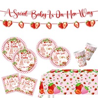 Lot de vaisselle jetable sur le thème de la fraise pour baptême : assiettes en carton, gobelets, nappe et bannière pour la décoration de fête de bébé fille