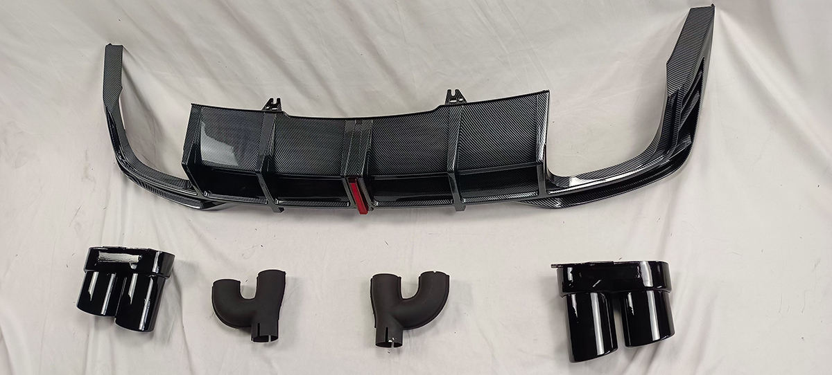 Diffusore con texture in fibra di carbonio e punte nere