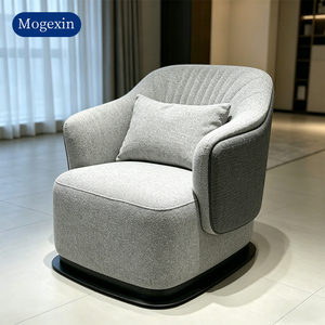 Sillón moderno tapizado en tela gris con paneles laterales en relieve, adecuado para salas de estar y comedores - Product Image 1