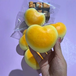 NUEVO Juguete Antiestrés de PU con Forma de Corazón Viral de Instagram, Regalo para Niños y Adultos, Juguete de Escritorio para Mejorar el Estado de Ánimo - Product Image 1