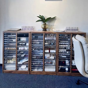Meuble de rangement moderne et simple en bois blanc et noir pour salon de manucure, armoire à vernis à ongles colorée, étagère de présentation pour salon de manucure - Product Image 2