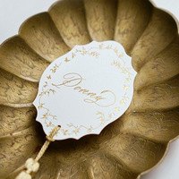 Invitations de mariage ovales personnalisées de luxe, cartes d'invitation gaufrées à l'or avec pompon pour une papeterie de mariage élégante