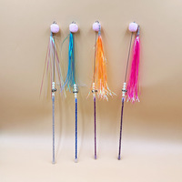 Baguette de chat colorée en plastique avec boule de fourrure, plume et clochette – Jouet durable résistant aux morsures pour chats – Modèle baguette de fée 0007