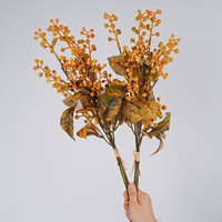 Vente en gros de branche artificielle de Skimmia avec fruits et feuilles d'automne de 56 cm pour la décoration d'hôtels