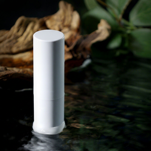 L'OZ Parfum Stick Aroma Fresco y Amaderado, Fragancia Natural Ecológica de Larga Duración, Sin Alcohol, Tamaño Regular Portátil para Hombre - Product Image 1