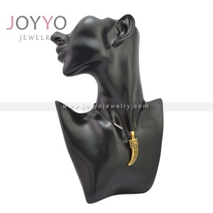 Nuovo stile pendente del <span class=keywords><strong>dente</strong></span> del Lupo della <span class=keywords><strong>collana</strong></span> di gomma <span class=keywords><strong>con</strong></span> il nero fibbia in acciaio inox - Product Image 1