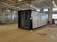 Rumah Kontainer Modern Rakitan Siap Pakai Rangka Hitam Pintu Geser Kaca Besar Kabin Modular untuk Kantor
