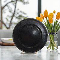 Assiette de présentation noire classique de 13 pouces, motif végétal peint à la main, avec vaisselle en plastique pour la décoration de fête