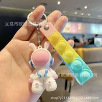 Porte-clés mignon et créatif en forme de lapin spatial de dessin animé, pendentif de sac à dos astronaute en silicone et plastique, petits cadeaux en gros