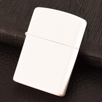 Briquet en métal de luxe en gros, design classique personnalisé, coupe-vent, à huile et kérosène pour cigarettes