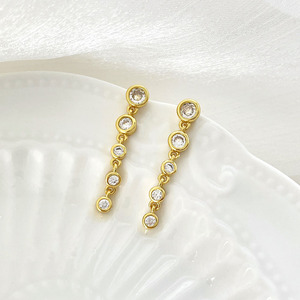 Pendientes largos colgantes de circonita cúbica chapados en oro de 18 quilates al por mayor para mujer - Product Image 1
