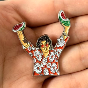 Spille in metallo all'ingrosso a tema musicale: simpatiche spille smaltate di Harry Styles che tiene un'anguria, accessori e souvenir per i fan della musica pop - Product Image 1