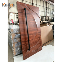 Porte d'entrée pivotante en bois massif sculpté en 3D, style artistique moderne, pour villa de luxe, avec longue poignée noire