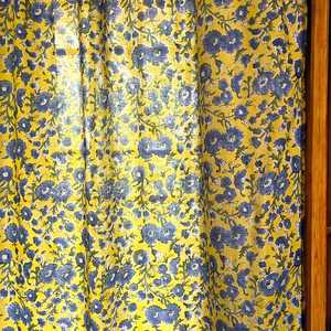 ผ้าม่านคอตตอนพิมพ์ลายบล็อกทำด้วยมือสีฟ้าพิทูเนียและบลูเบลล์บนหน้าต่างสีเหลืองหรูหรา - Product Image 4
