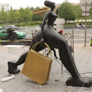 รูปปั้นศิลปะ3D สมัยใหม่ของหญิงสาวช้อปปิ้งย้อนยุค K338ธีมความรักรูปปั้นสวนกลางแจ้งทนรังสียูวีที่เป็นมิตรกับสิ่งแวดล้อม - Product Image 1