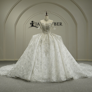 Vestido de Novia Moderno GT26023 Color Marfil con Escote Corazón, Cordones, Cola Larga Tipo Capilla, con Flores y Cristales - Product Image 1