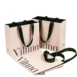 Sacs en papier couché <span class=keywords><strong>nude</strong></span> de luxe pour boutiques de vêtements, sacs cadeaux avec poignées en ruban satiné, sacs d'emballage personnalisés pour vêtements avec logo, sacs de shopping en papier - Product Image 1