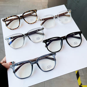 Monture de lunettes carrée style coréen pour femme, verres PC anti-lumière bleue, branches effet bois, design riveté, taille moyenne, fabriqué à Taizhou - Product Image 1