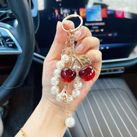 Nouveau style porte-clés cerise en perles, porte-clés de voiture en acrylique tendance, breloque de sac haut de gamme, cadeau élégant