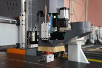 Routeur CNC multifonctionnel personnalisé ATC A4-2030-L12 avec 360° °   Tête rotative à axe et à angle réglables pour pièces de meubles irrégulières