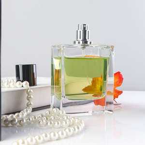 Flacon <span class=keywords><strong>de</strong></span> <span class=keywords><strong>parfum</strong></span> classique en verre transparent carré plat <span class=keywords><strong>de</strong></span> 100 ml avec bouchon noir brillant, pour les marques <span class=keywords><strong>de</strong></span> parfums <span class=keywords><strong>de</strong></span> luxe - Product Image 5