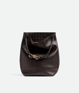 Sac seau Bottega BV Andiamo, sac seau en cuir de veau soyeux avec détail de nœud signature et bandoulière coulissante Veneta - Product Image 3