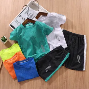 Conjunto de manga curta infantil, camiseta e short de corrida para garotos e garotas roupas esportivas de verão estilo fino para crianças