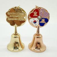 Porte-clés souvenir touristique des villes de la campagne sur mesure Porte-clés cloche fleur porte-bonheur Porte-clés cloche trèfle à quatre feuilles en métal émaillé