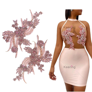 Applicazioni in pizzo floreale 3D con perline di cristallo, decorazioni in strass azzurro chiaro per borse, con retro piatto, a 12 facce, termoadesive e da cucire - Product Image 1