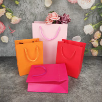 Sacs en papier rose en carton avec logo imprimé personnalisé, sacs de shopping en papier de luxe, emballage pour vêtements, sacs cadeaux