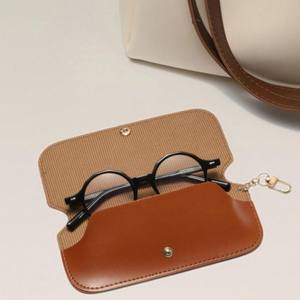 Étui à lunettes en cuir PU souple de qualité supérieure, étui à lunettes de soleil portable pour hommes et femmes, étui à lunettes avec clip à bouton, sangle de poignet - Product Image 3