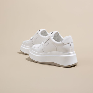 Zapatillas Deportivas Blancas de Plataforma con Perforaciones Icónicas para Mujer, Estilo Urbano Coreano para Uso Diario y Actividades Ligeras - Product Image 3