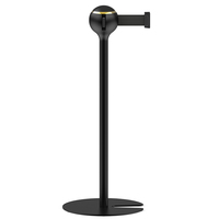 Poteau de signalisation noir mat à sommet rond avec base en U et sangle rétractable pour le contrôle des foules et les files d'attente, idéal pour les événements hôteliers