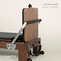Machine de Pilates Reformer en bois de noyer noir pour studio commercial, avec barre de repose-pieds réglable couleur personnalisée, pour usage en salle de sport et à domicile