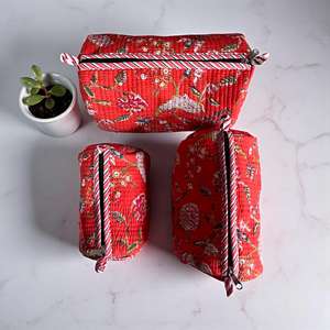 Juego de Bolsas de Cosméticos Acolchadas Hechas a Mano con Estampado Floral Rojo, Bolsas de Maquillaje, Organizador de Viaje, Bolsas de Aseo, Regalo para Ella - Product Image 1