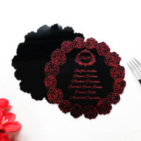 Premium Schwarze Spiegel-Acryl-Menükarte mit Heißprägung Rotem Text Rosen-Blumenmuster Unregelmäßiger Wellenkanten-Design Hochzeitstisch-Menü