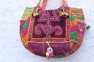 Bolsos Banjara Artesanales Indios de Patchwork Estilo Mediados de Siglo, Étnicos, Bordados a Mano, con Dos Correas, a un Precio Increíble - Product Image 5