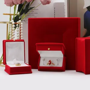 صندوق مجوهرات مخملي أحمر اللون يُمكن تخصيصه حسب الطلب يعرض جودة المجوهرات الفاخرة ويُمكن تخصيص اللون الفريد له
