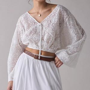 Nouvelle Blouse Femme Tendance Sexy à Col en V Décontractée Ample en Dentelle à Œillets Coupe Courte Style Prairie - Product Image 1