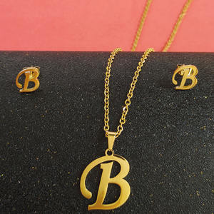 Ensemble de bijoux minimaliste en acier inoxydable <span class=keywords><strong>plaqué</strong></span> <span class=keywords><strong>or</strong></span> 18 carats avec pendentif chaîne lettre majuscule gravée et boucles d'oreilles clous - Product Image 3