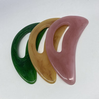 Outil de massage Gua Sha personnalisé en résine verte et rose pour le corps, idéal pour le dos, le cou, le visage, les jambes et le drainage lymphatique en spa et beauté.
