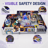 Équipement de terrain de jeu intérieur pour enfants sur le thème de la ville spatiale, avec piscine à balles, labyrinthe, toboggan et obstacles d'aventure