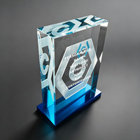 Plaque en cristal verticale Neelpure avec motif gravé au laser 3D et base bleu cyan – Récompense