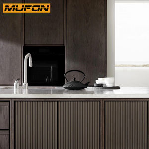 Gabinetes <span class=keywords><strong>de</strong></span> Cocina <span class=keywords><strong>de</strong></span> Madera <span class=keywords><strong>de</strong></span> Nogal con Acabado Marrón, Diseño Acanalado, Encimeras <span class=keywords><strong>de</strong></span> Mármol Estilo Shaker Delgadas, Cajones con Sistema <span class=keywords><strong>de</strong></span> Colado y Detalles Acanalados - Product Image 3