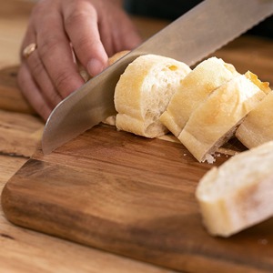 Tabla de cortar de madera con mango rectangular de madera maciza para cocina, carne, queso, verduras, pan y embutidos. - Product Image 3